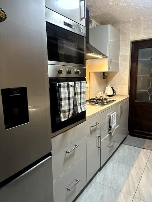 Charming And Cosy London Home, Garden, Parking & Family Fun 미참 외부 사진