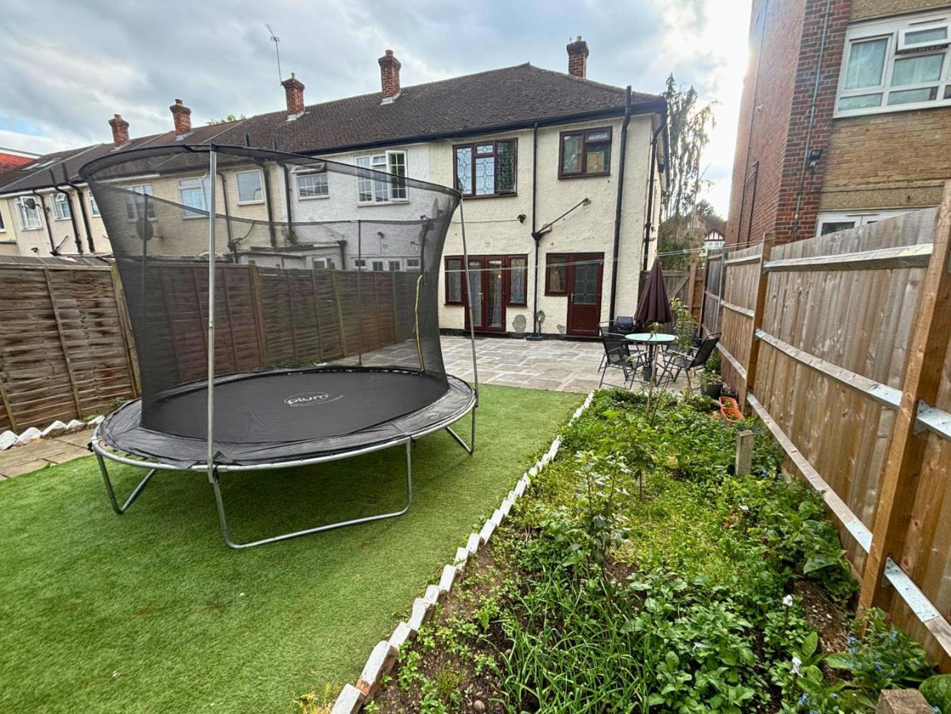Charming And Cosy London Home, Garden, Parking & Family Fun 미참 외부 사진
